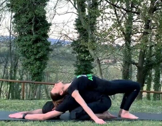 Esercizi di stretching in coppia