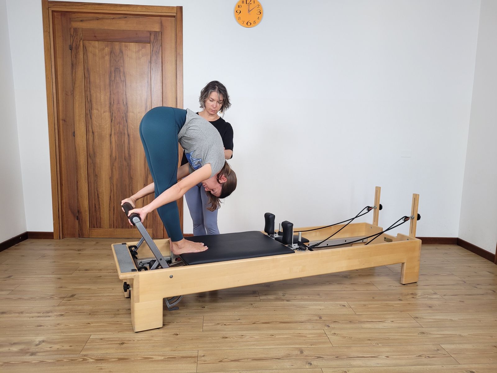 All about flexion: Flessione anteriore della colonna con gambe distese